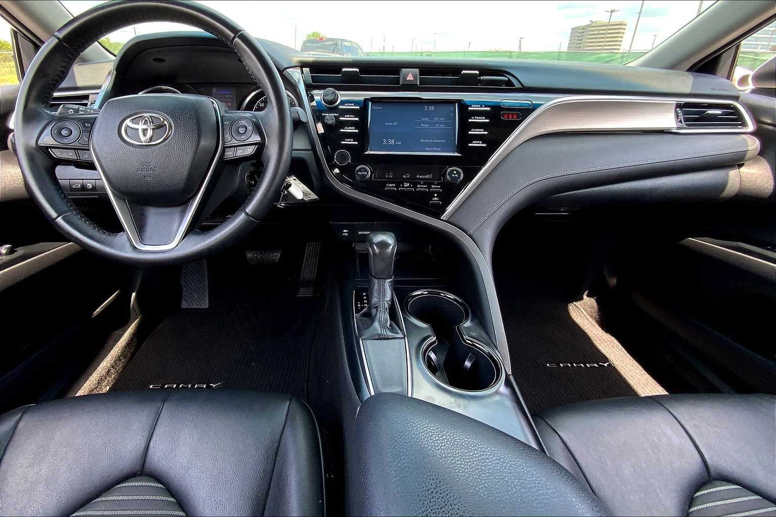 Used 2018 Super White Toyota SE image 14