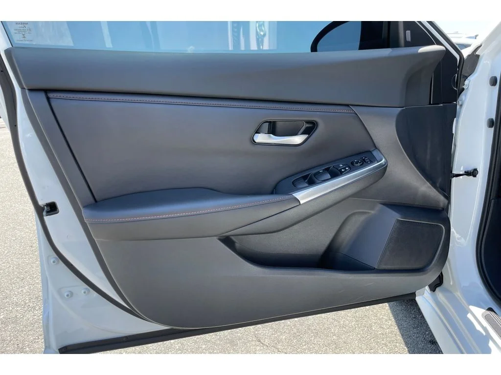 Used 2022 Aspen White TriCoat Pearl Nissan SR image 10