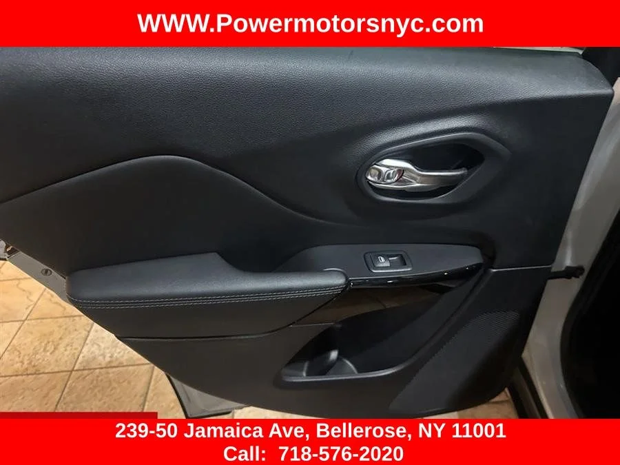 Used 2023 White Jeep Altitude image 26