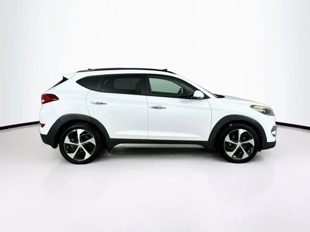 Used 2017 Winter White Hyundai Limited image 9