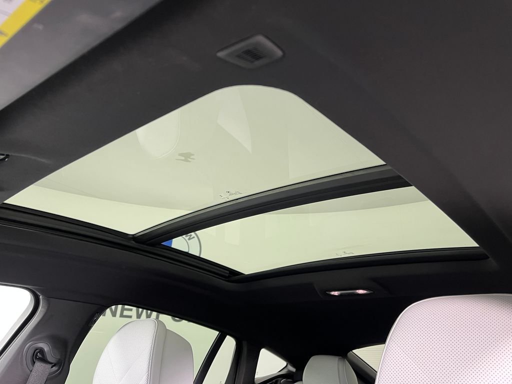 Used 2024 White BMW M60i image 29