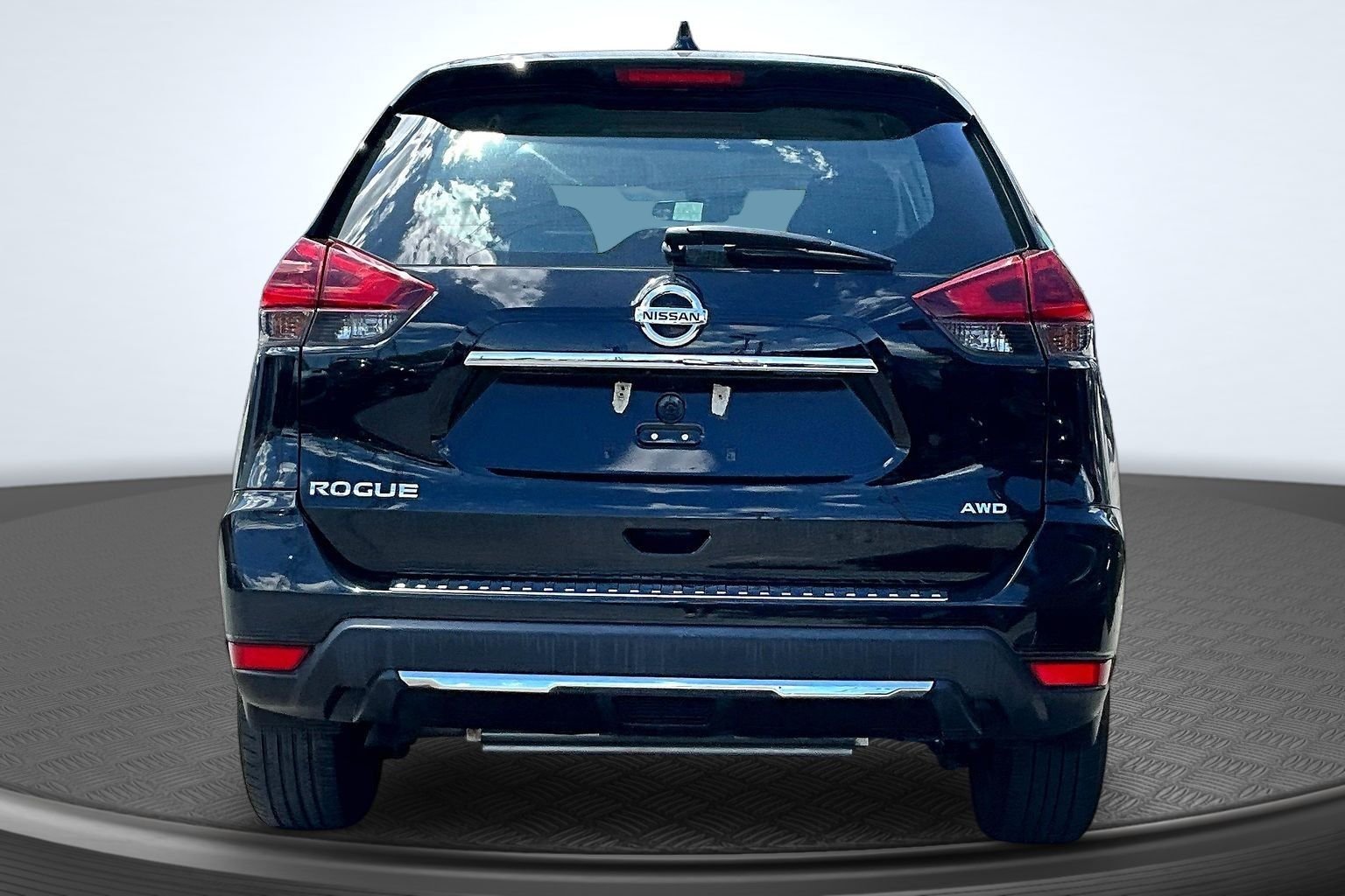Used 2019 Black Nissan S image 4