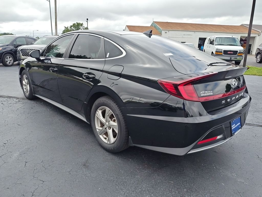 Used 2021 Black Hyundai SE image 3