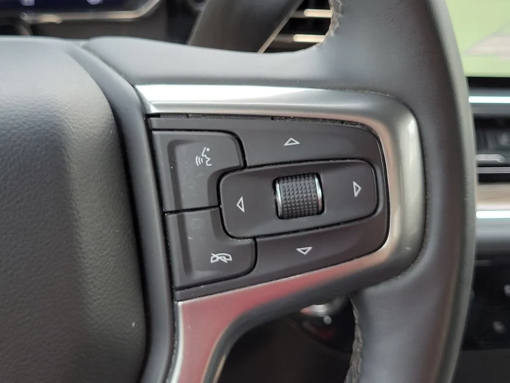 Used 2025 Summit White Chevrolet LT image 29