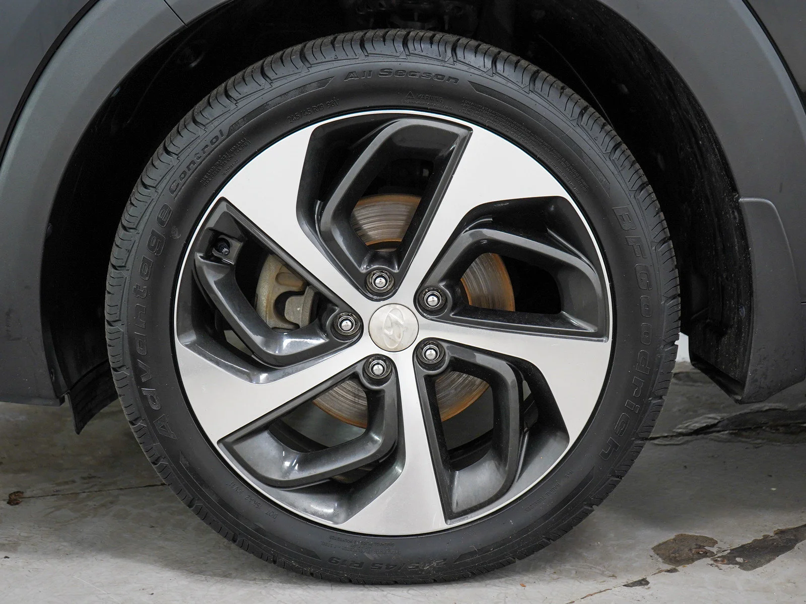 Used 2018 Black Noir Pearl Hyundai Value image 30