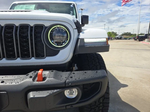 New 2026 Bright White Clear-Coat Exterior Paint Jeep Mojave image 3