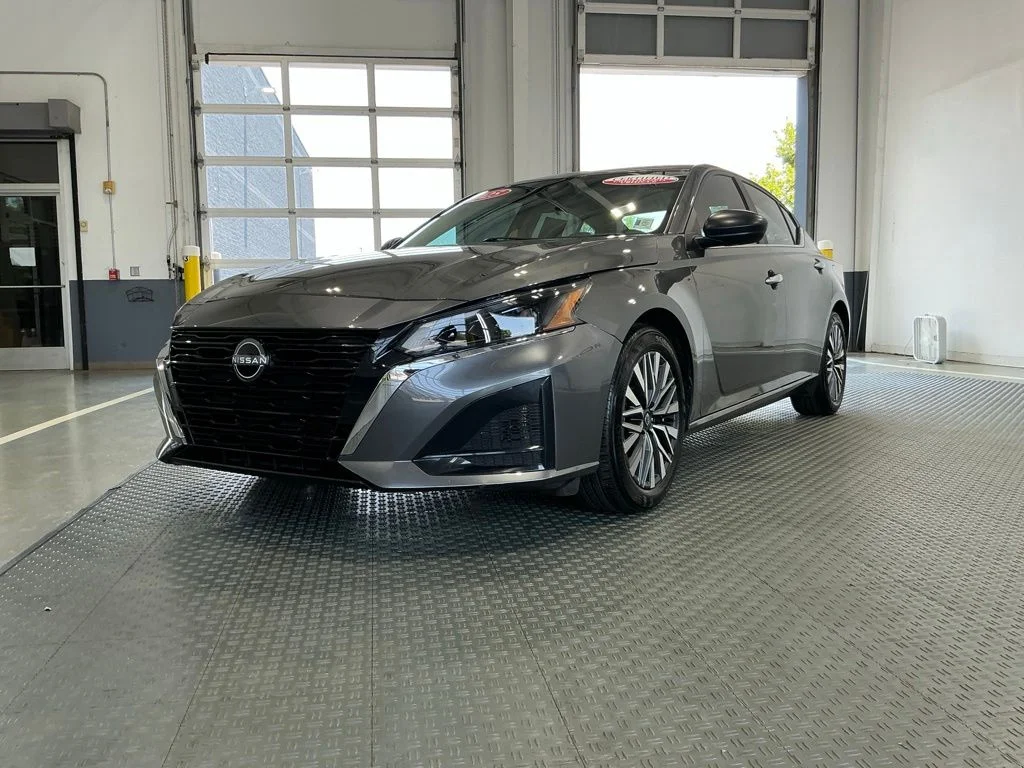 Certified Used 2025 Gun Metallic Nissan 2.5 SV image 2