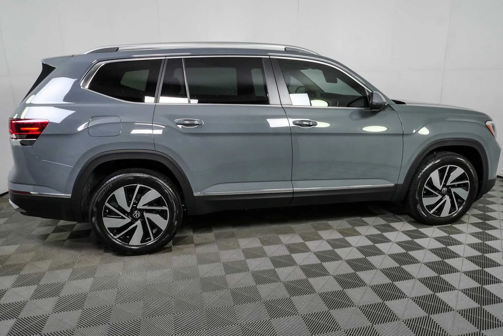 New 2026 Pure Gray Volkswagen 2.0T SEL image 2