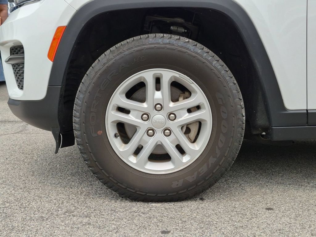 Used 2024 White Jeep Laredo image 25