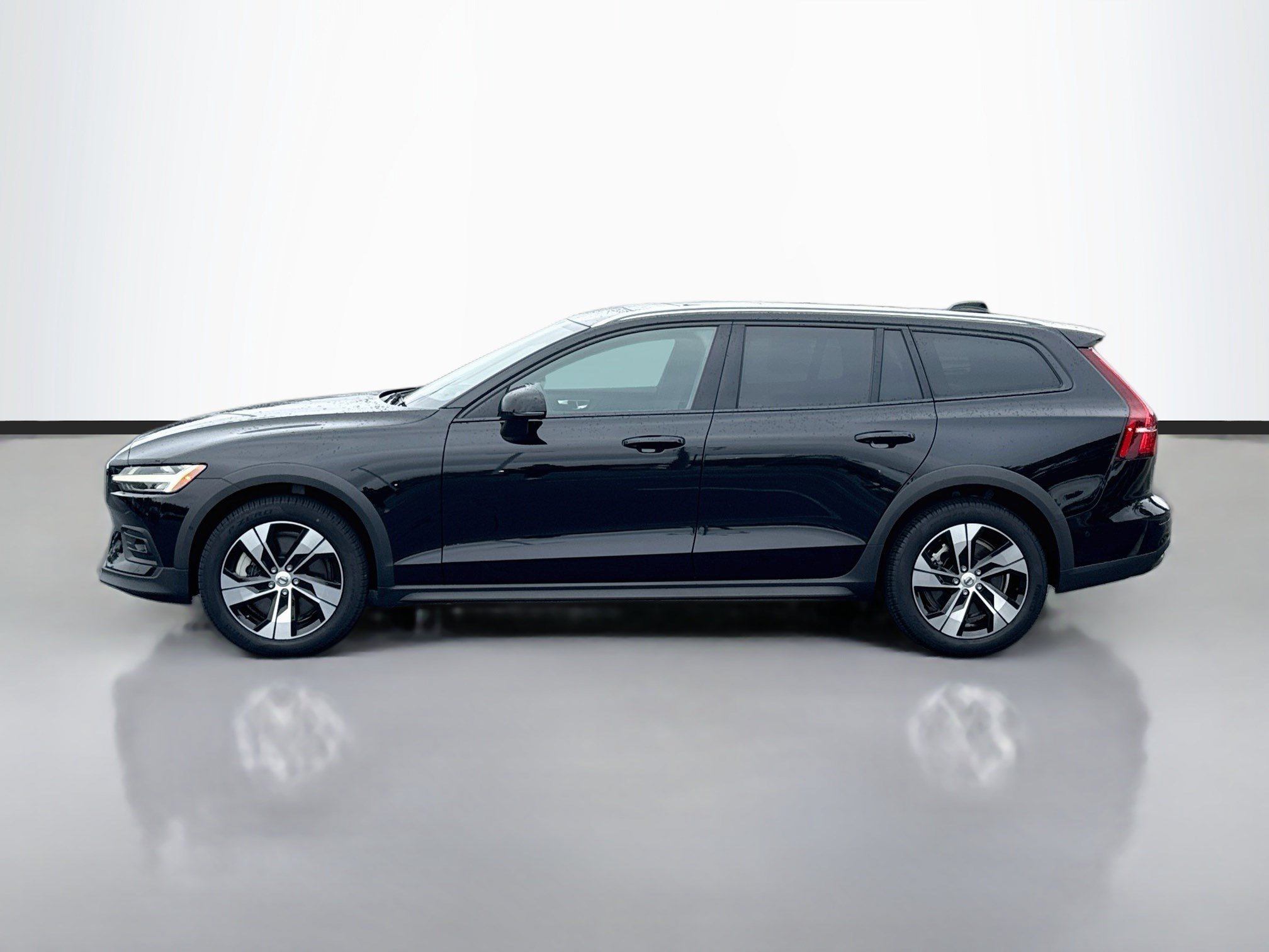 Used 2025 Onyx Black Metallic Volvo Plus image 4