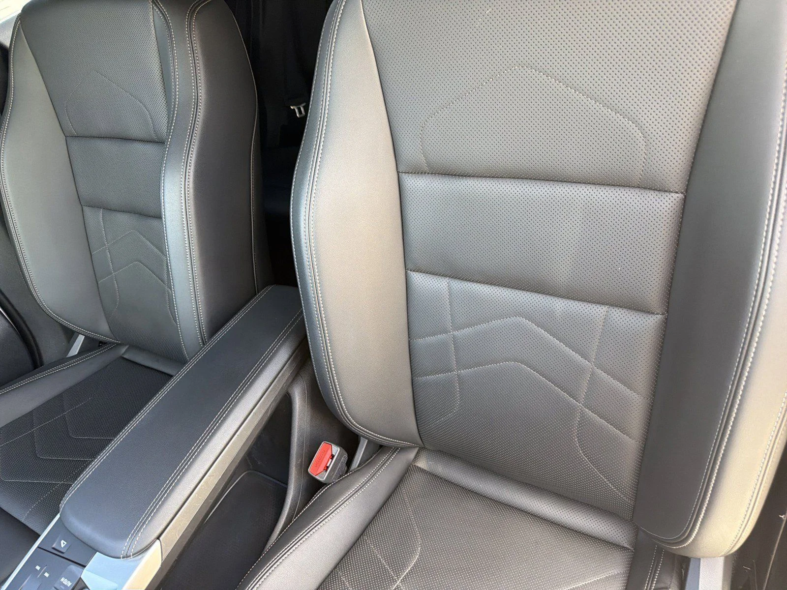 Used 2024 Mineral White Metallic BMW xDrive28i image 23