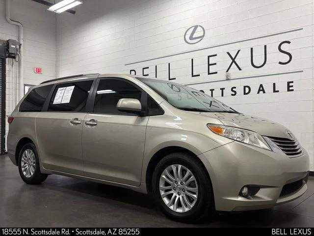 Used 2017  Toyota XLE image 2