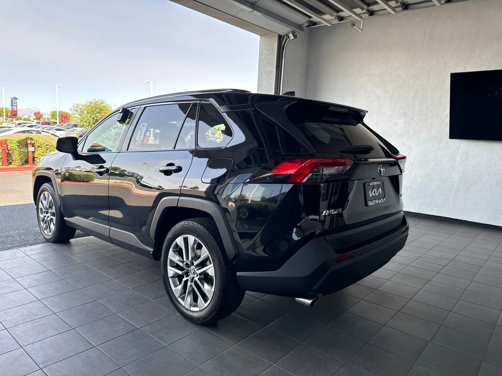 Used 2020 Midnight Black Metallic Toyota XLE Premium image 10