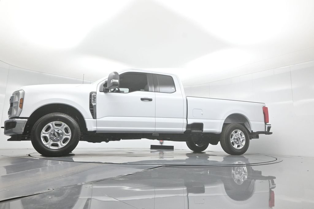 New 2026 Oxford White Ford XLT image 7
