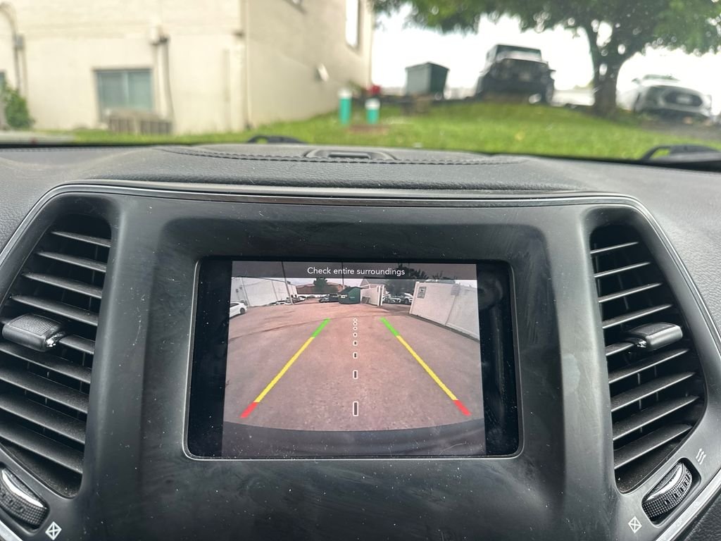 Used 2019 Gray Jeep Latitude Plus image 19