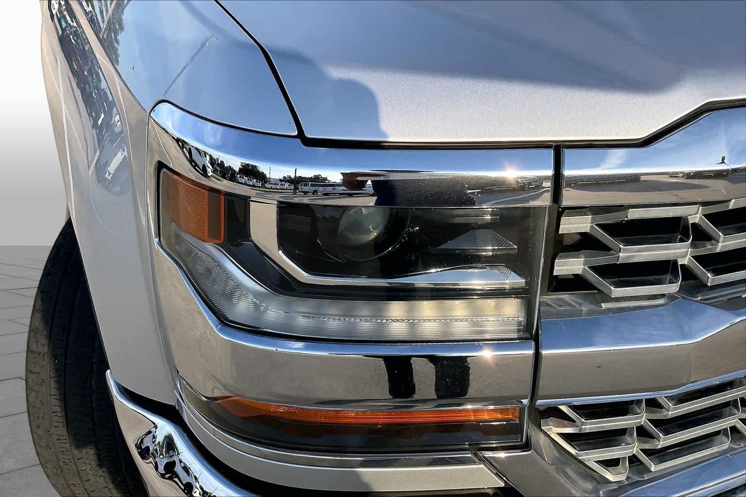 Used 2018 Silver Ice Metallic Chevrolet LT image 25