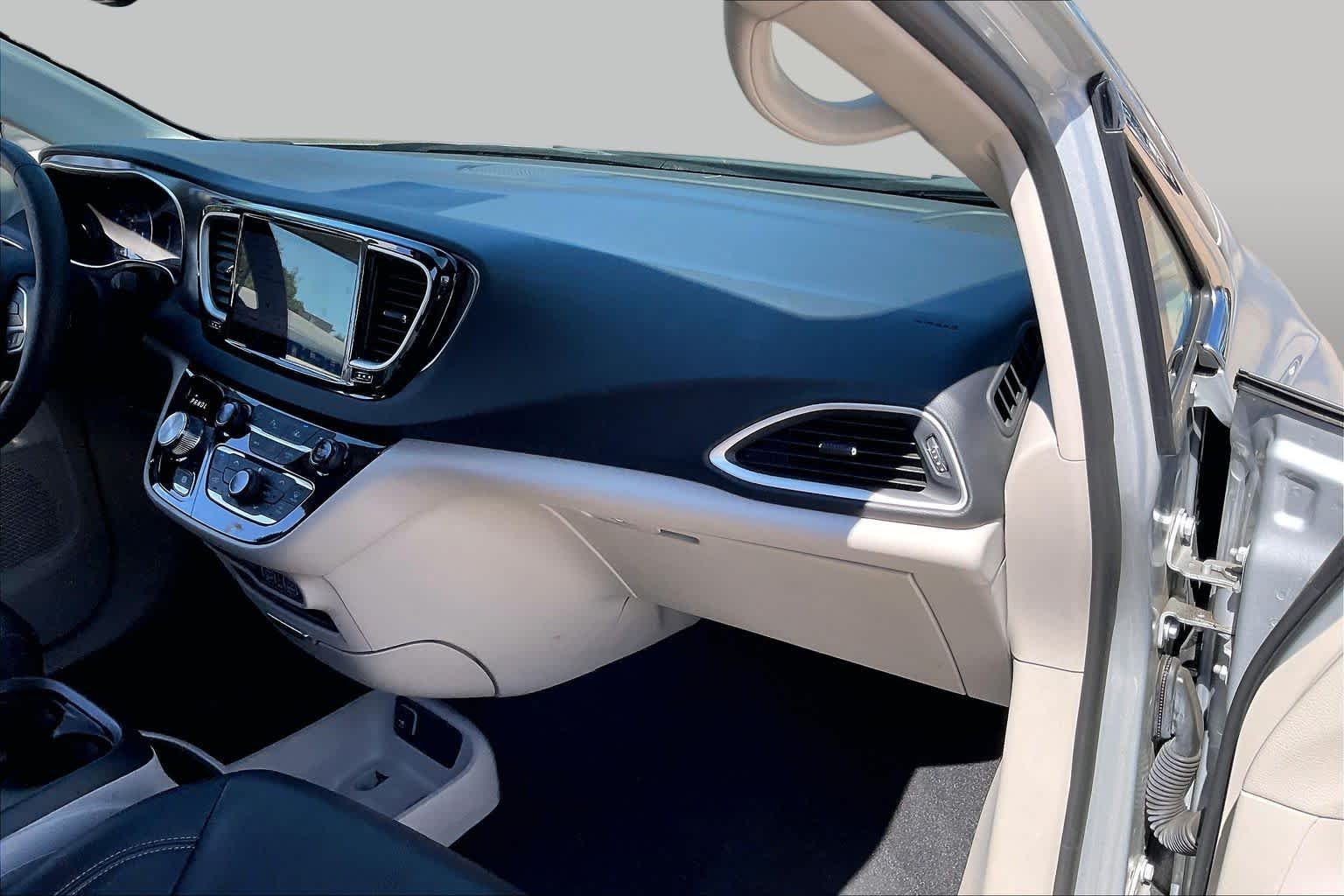Used 2024 Silver Mist Clearcoat Chrysler Touring L image 18