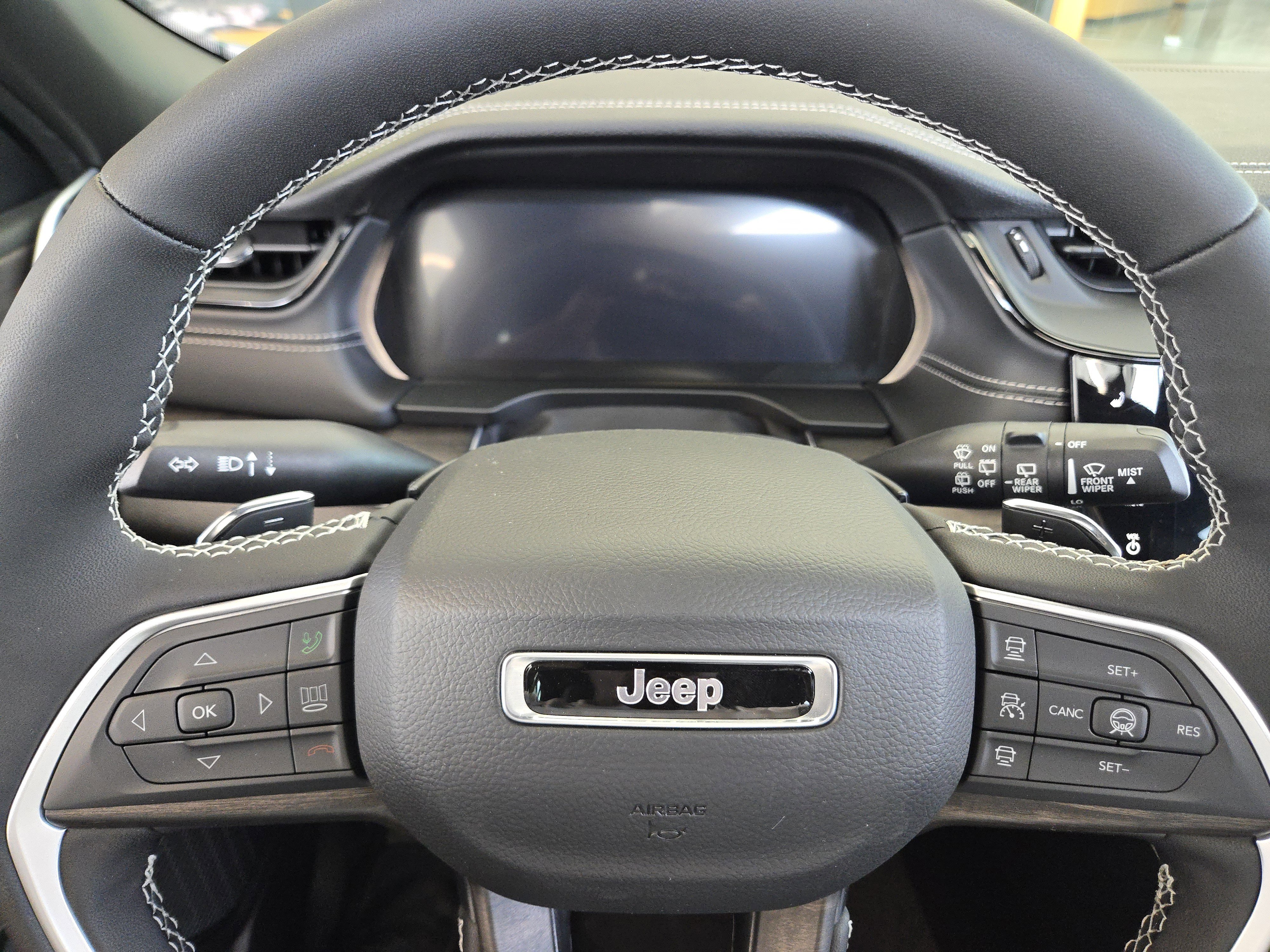 New 2026 Bright White Clear-Coat Exterior Paint Jeep Laredo Altitude image 12