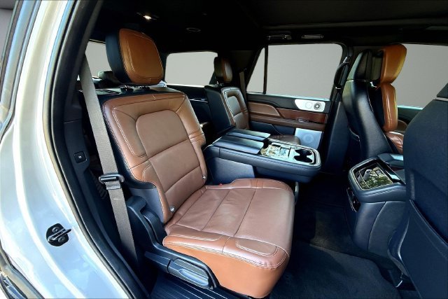 Used 2022 White Lincoln Reserve image 27
