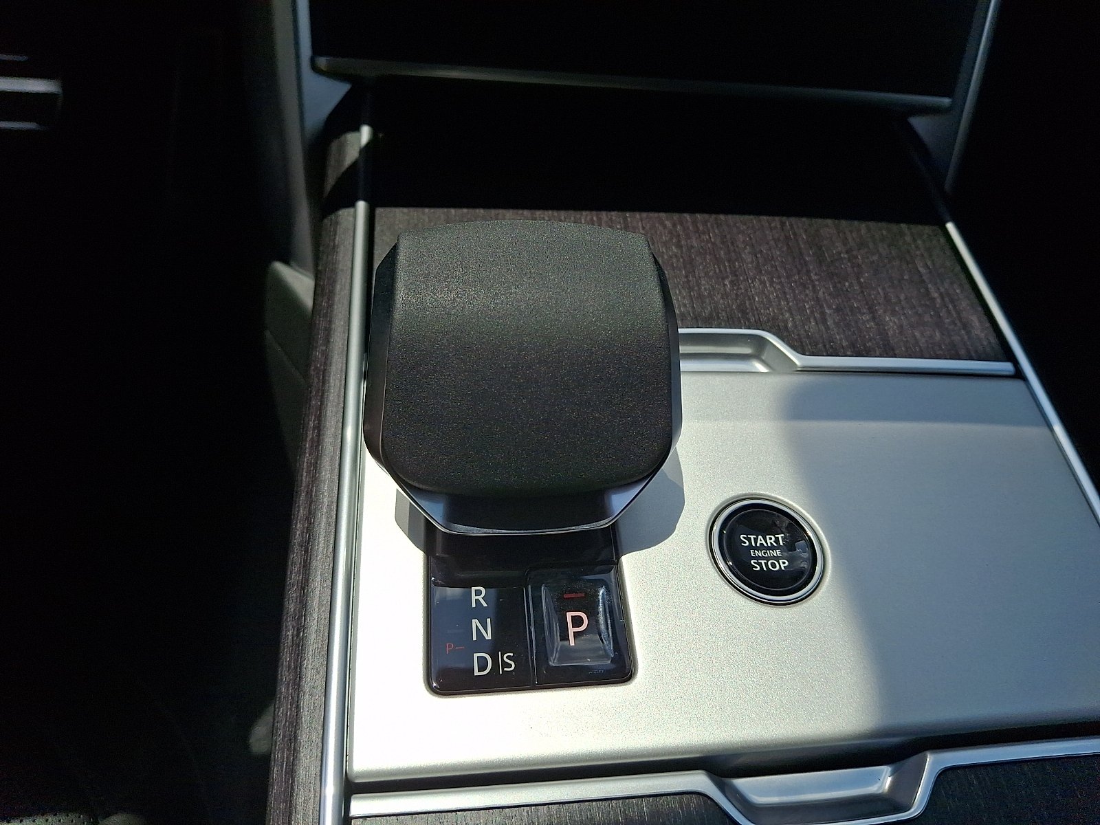 New 2026 Fuji White Land Rover P400 SE 7 Seat image 11