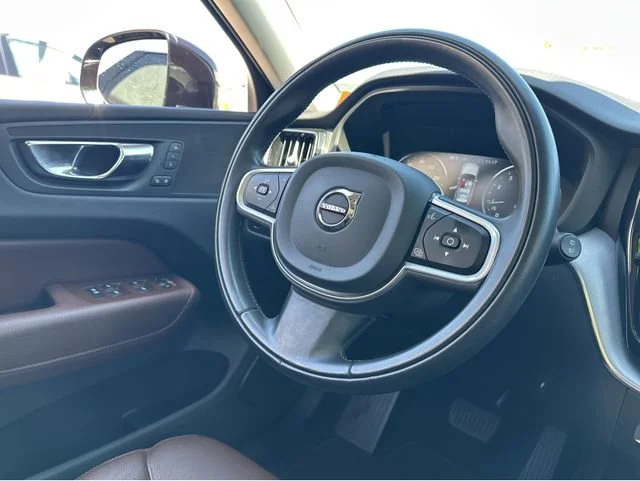 Used 2020 Black Volvo Momentum image 7
