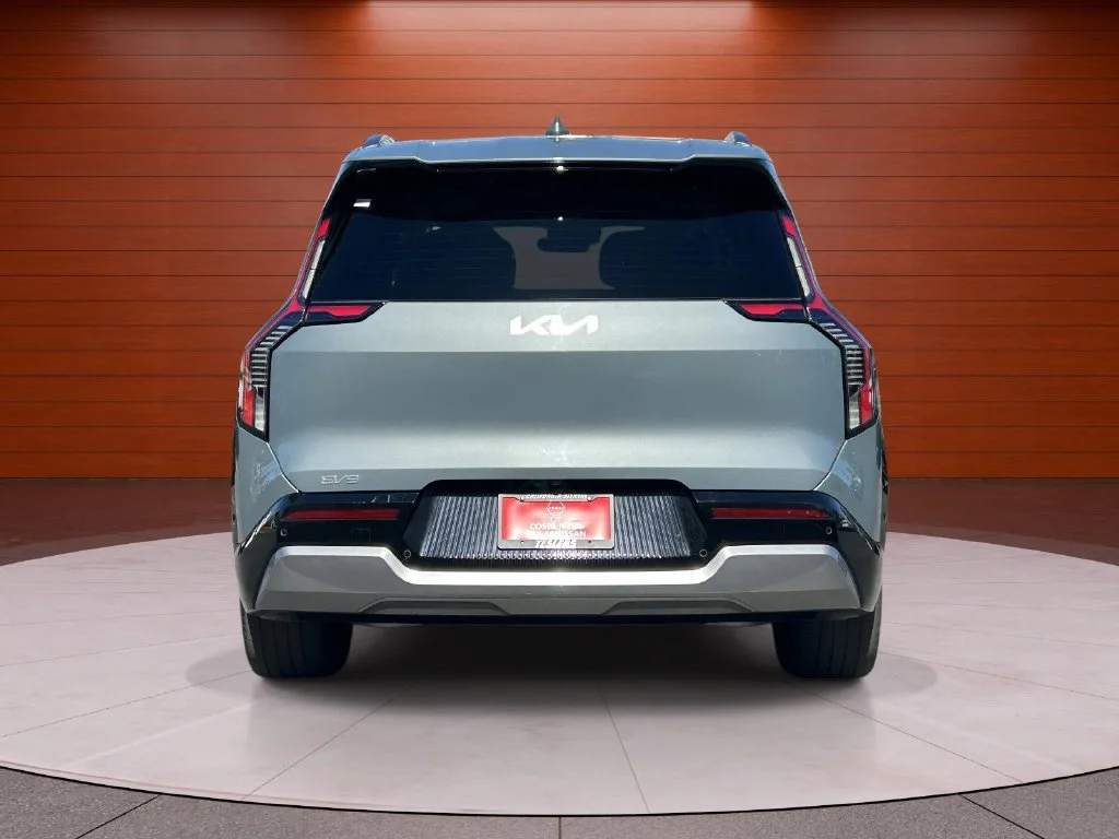 Used 2024 Green Kia Land image 3