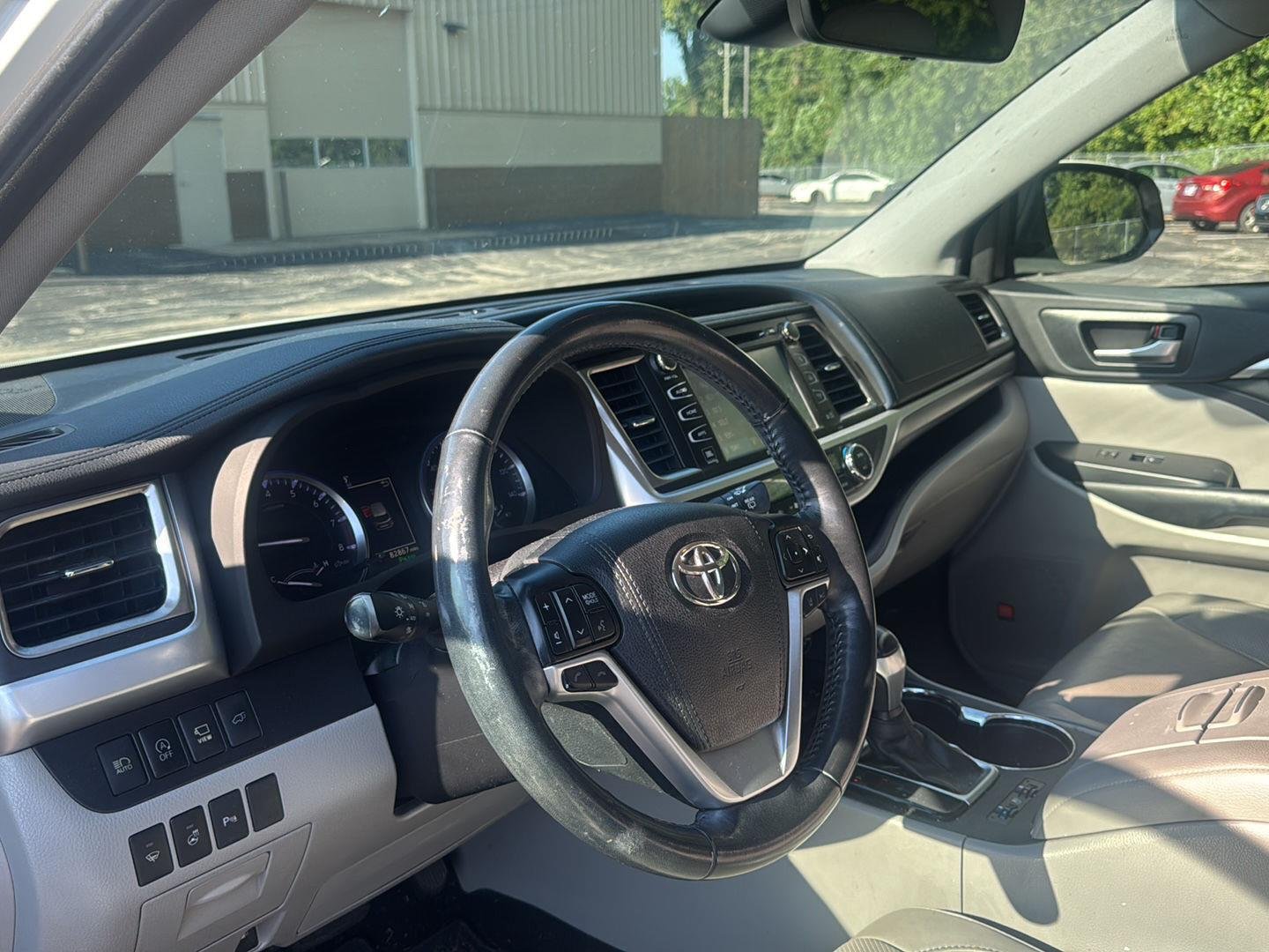 Used 2019 Blizzard Pearl Toyota Limited Platinum image 10