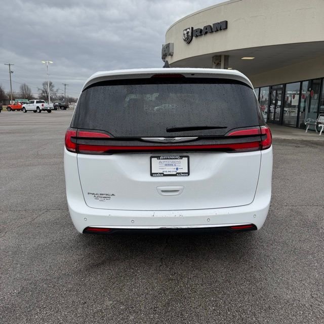 Used 2025  Chrysler Select image 7