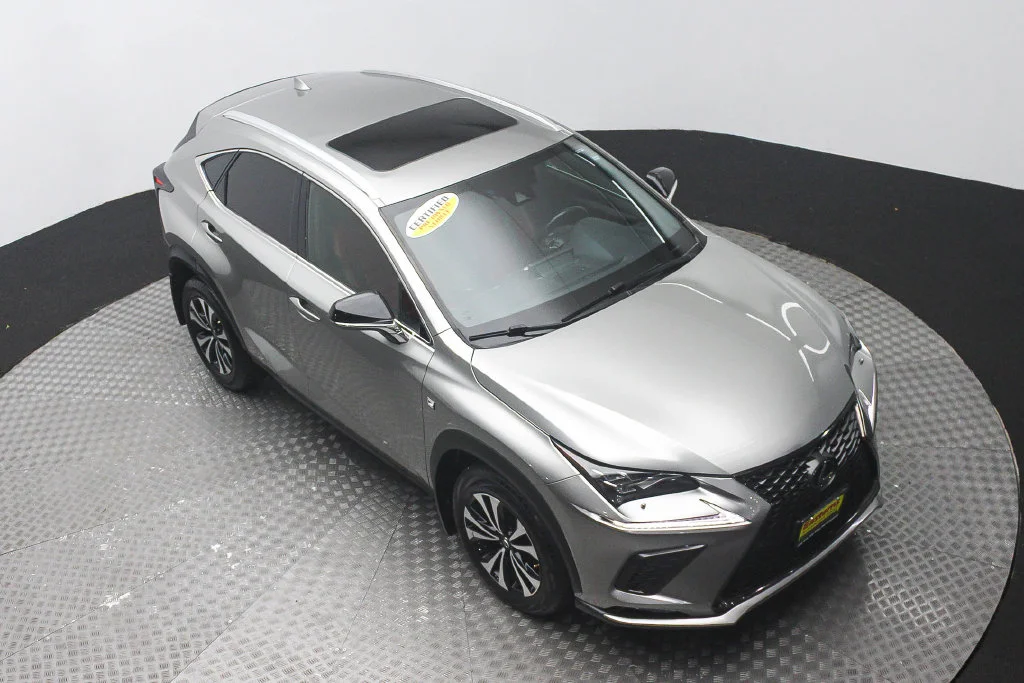 Used 2018  Lexus  image 3