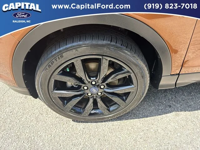 Used 2017 Red Ford SE image 13