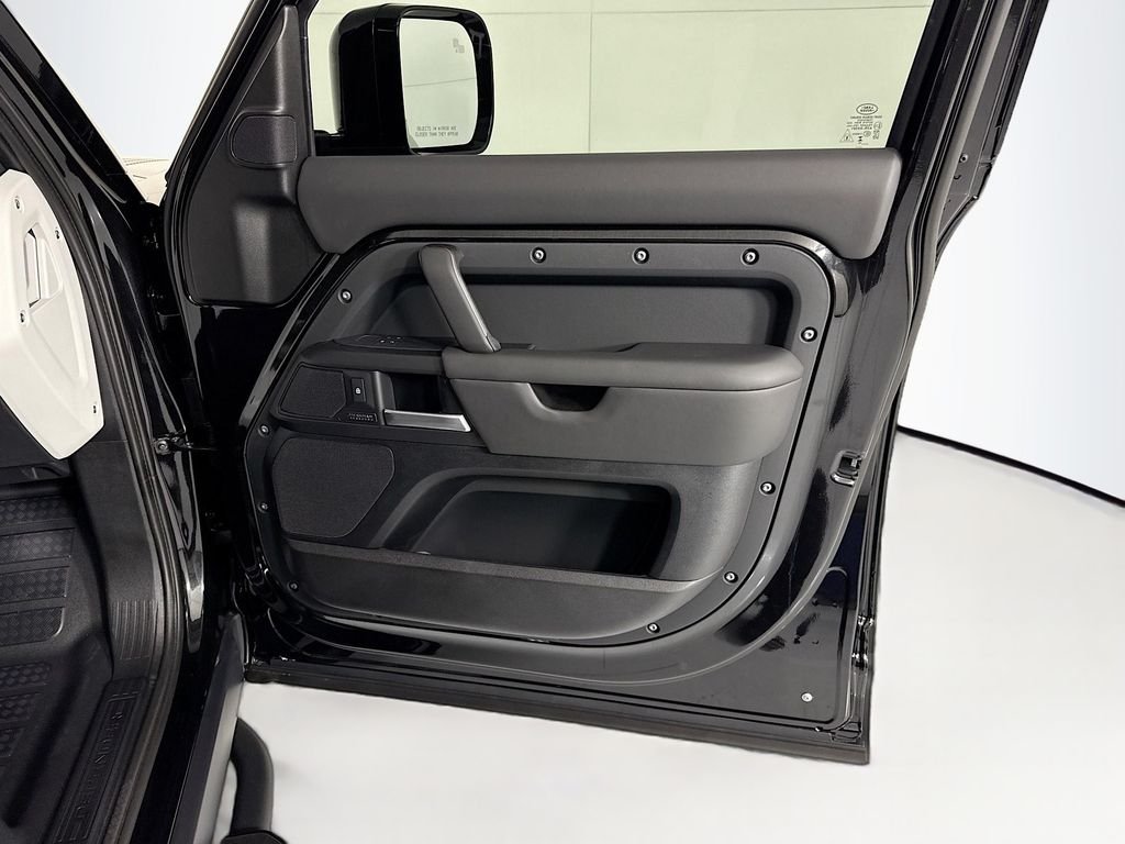 New 2026 Santorini Black Metallic Land Rover X-Dynamic SE image 27