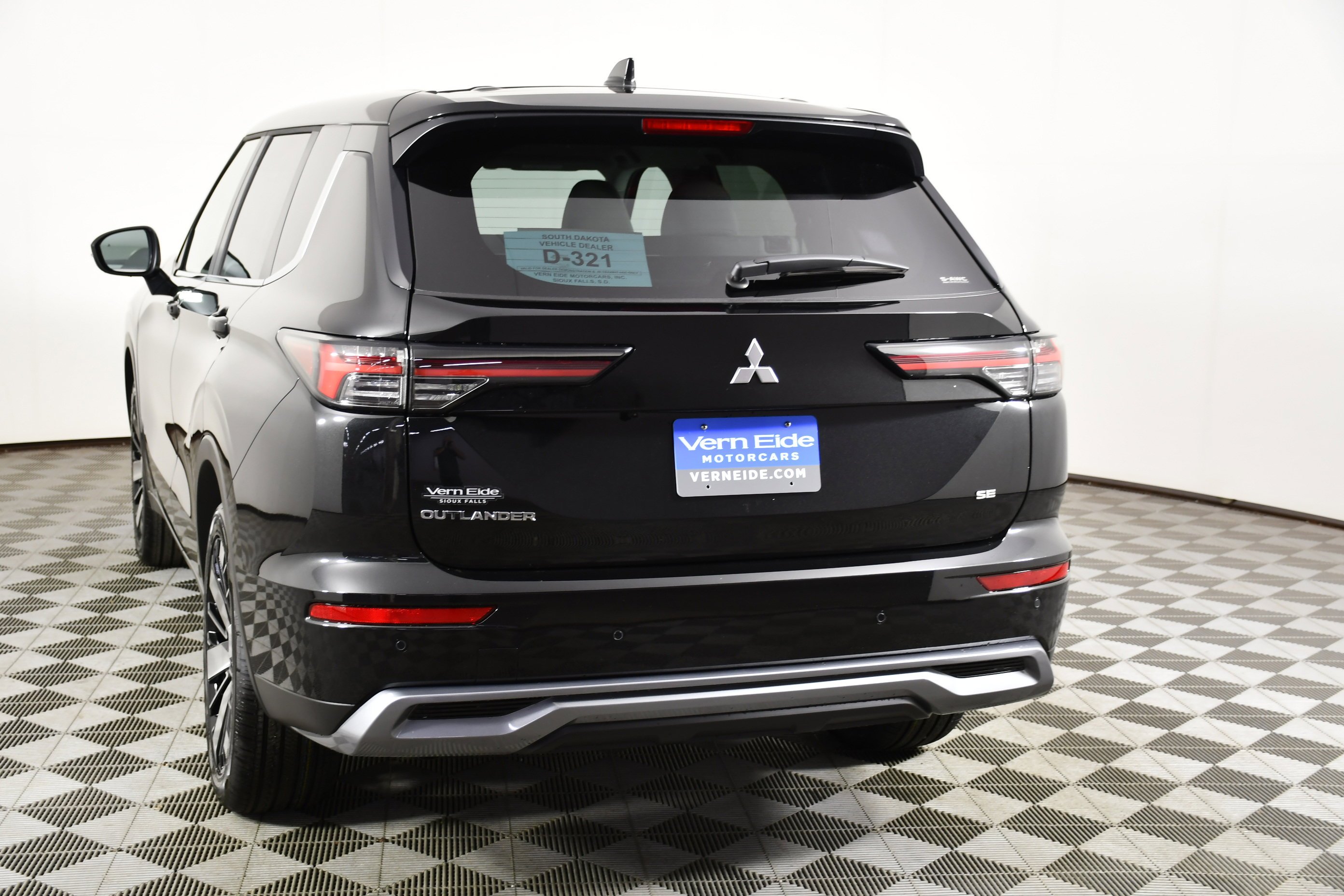 New 2026 Black Diamond Mitsubishi SE image 7