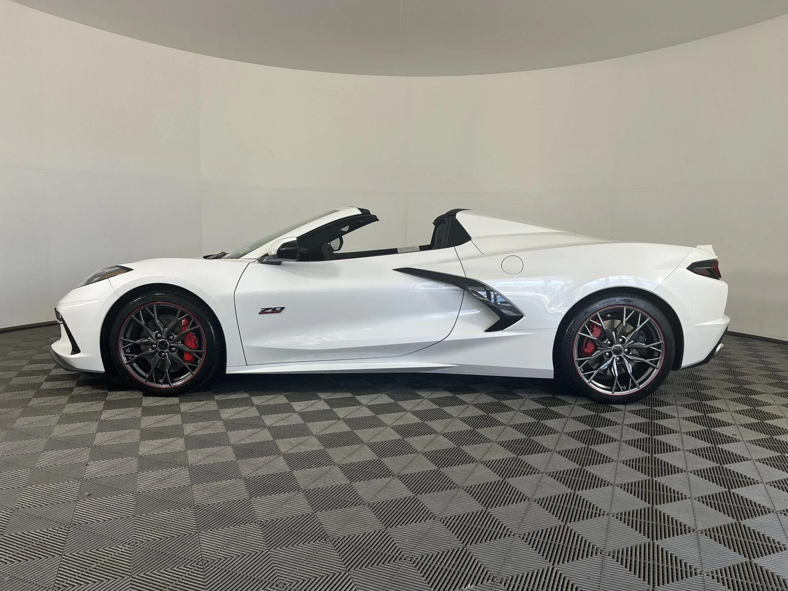 Used 2023 White Pearl Metallic Tricoat Chevrolet Stingray image 27