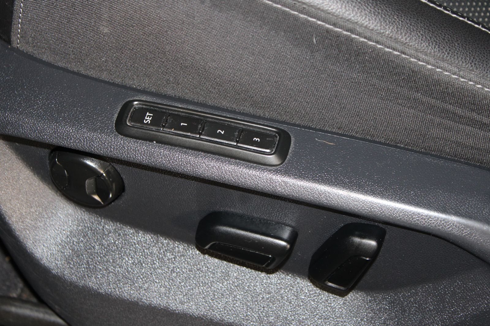 Used 2019 Blue Volkswagen SEL Premium image 19
