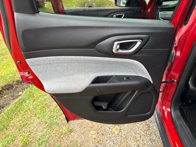 Used 2024  Jeep Latitude image 18
