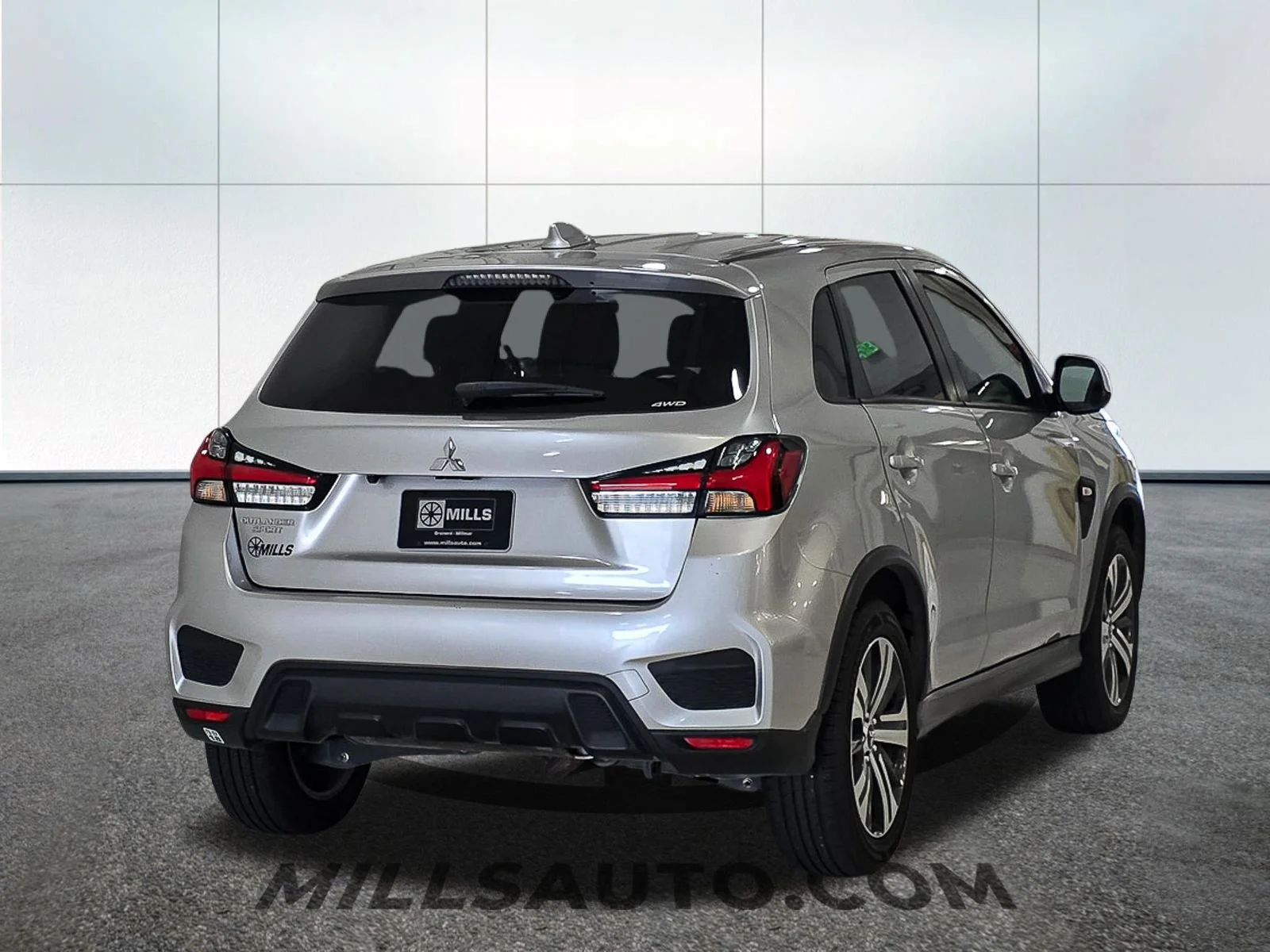 Used 2024  Mitsubishi  image 7