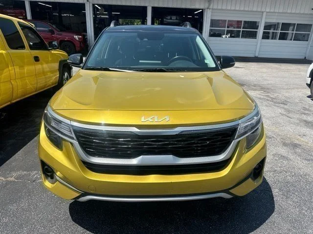 Used 2023 Yellow Kia Nightfall image 3