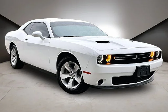 Used 2023 White Dodge SXT image 2