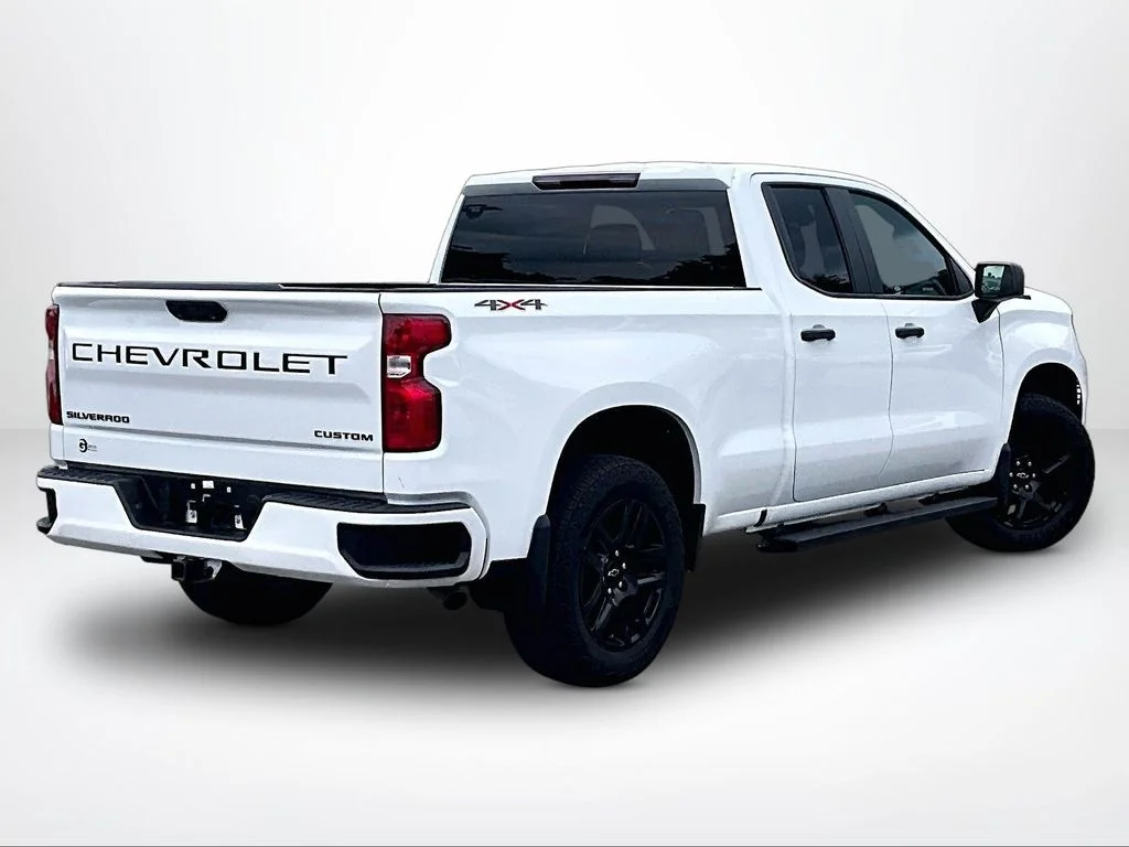 Used 2023 White Chevrolet Custom image 3