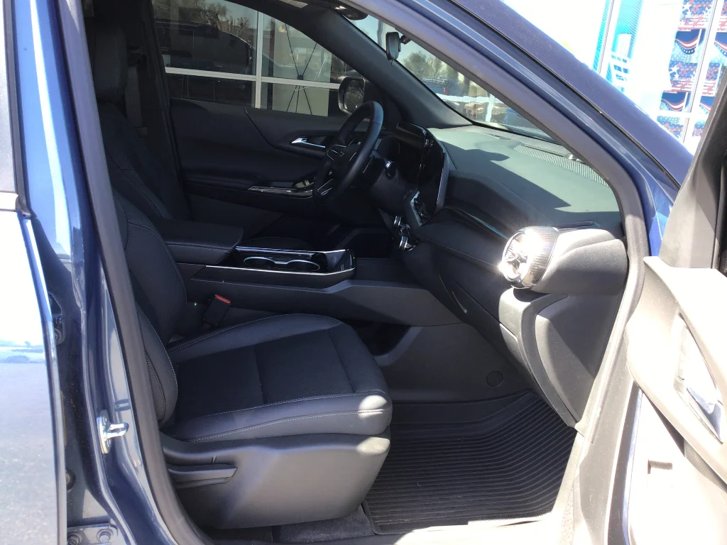 Used 2025 Lakeshore Blue Metallic Chevrolet LT image 6