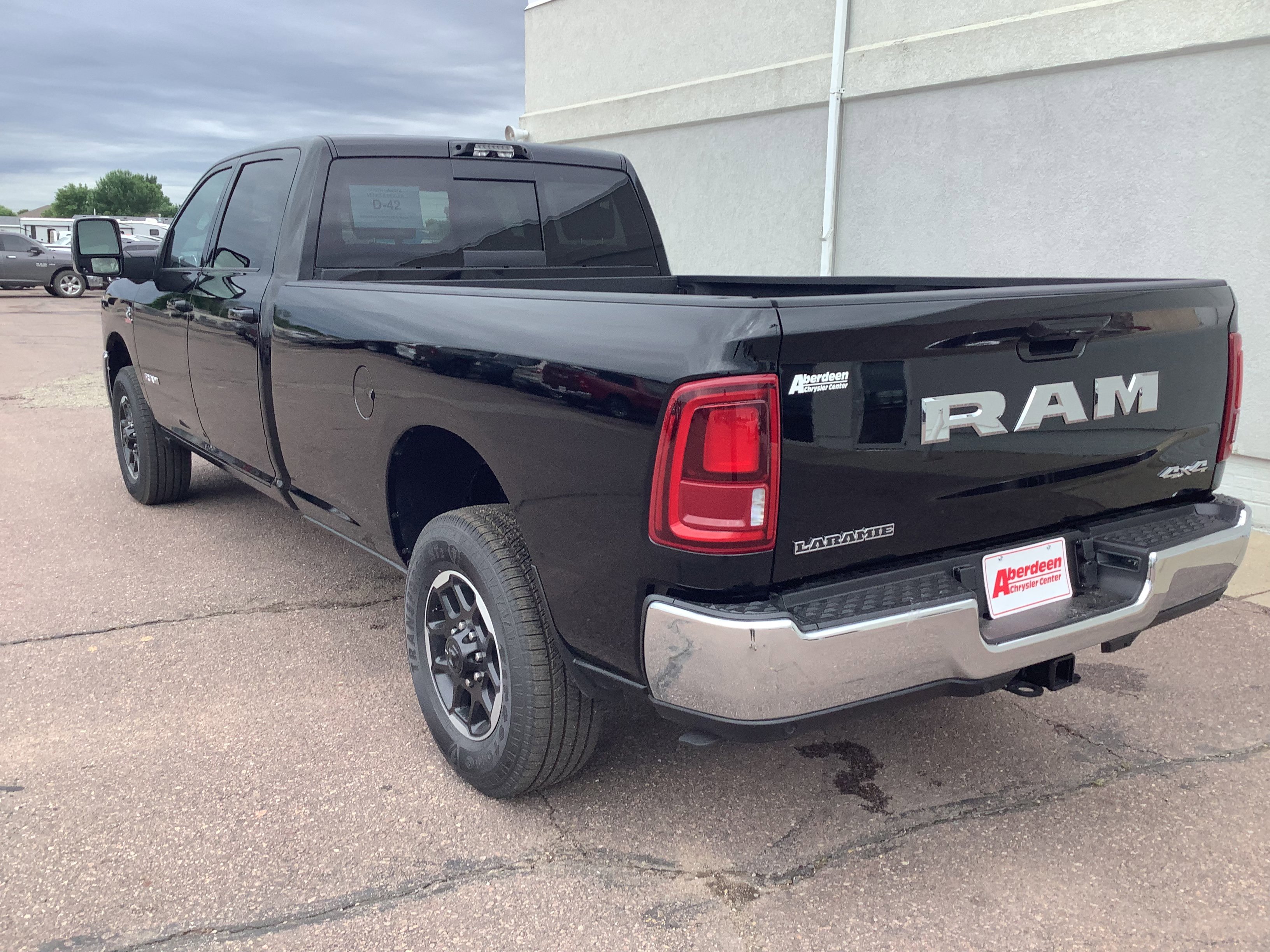 New 2026 Diamond Black Crystal Pearl-Coat Exterior Paint RAM Laramie image 7