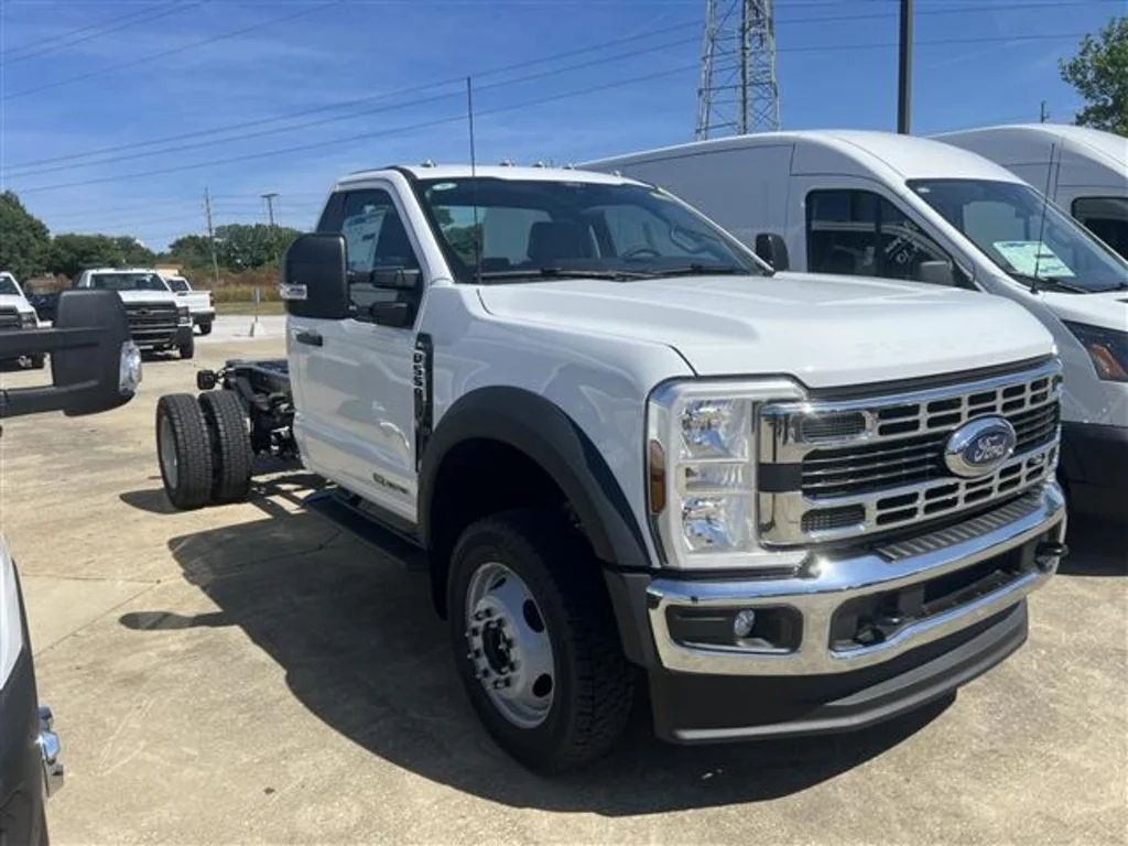 New 2025 Oxford White Ford F-550® XL image 3