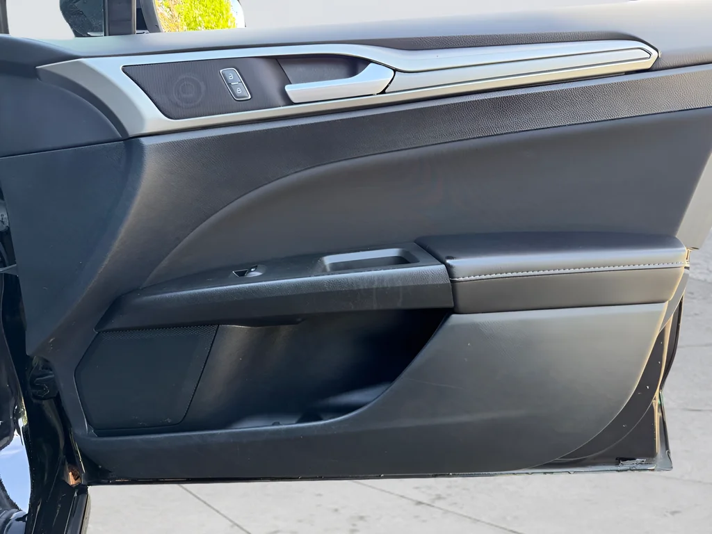 Used 2020 Black Ford SE image 28