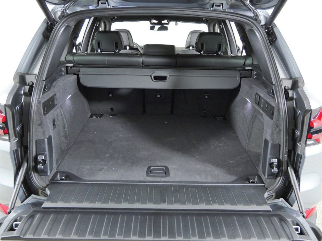 Used 2026 Skyscraper Grey Metallic BMW xDrive40i image 29