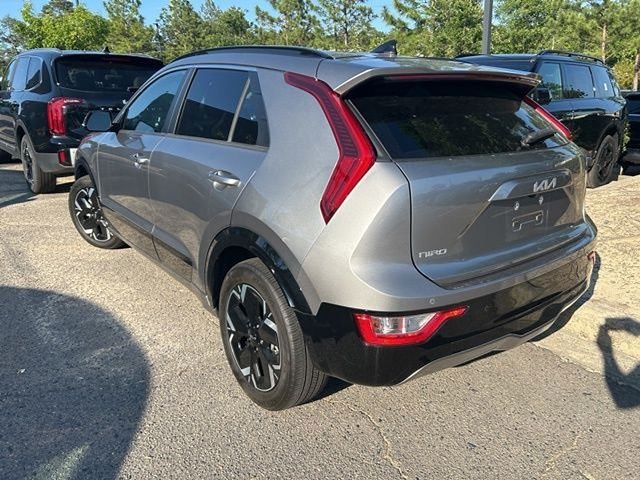 Used 2023 Gray Kia Wind image 8