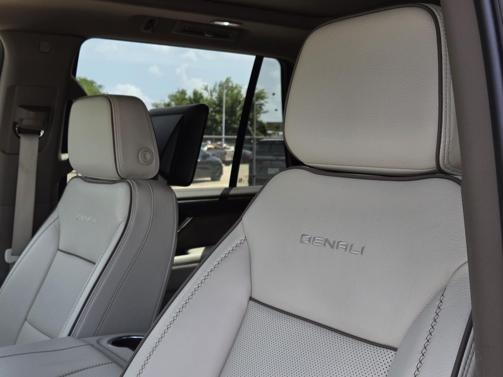 Used 2025 White Frost Tricoat GMC Denali image 33