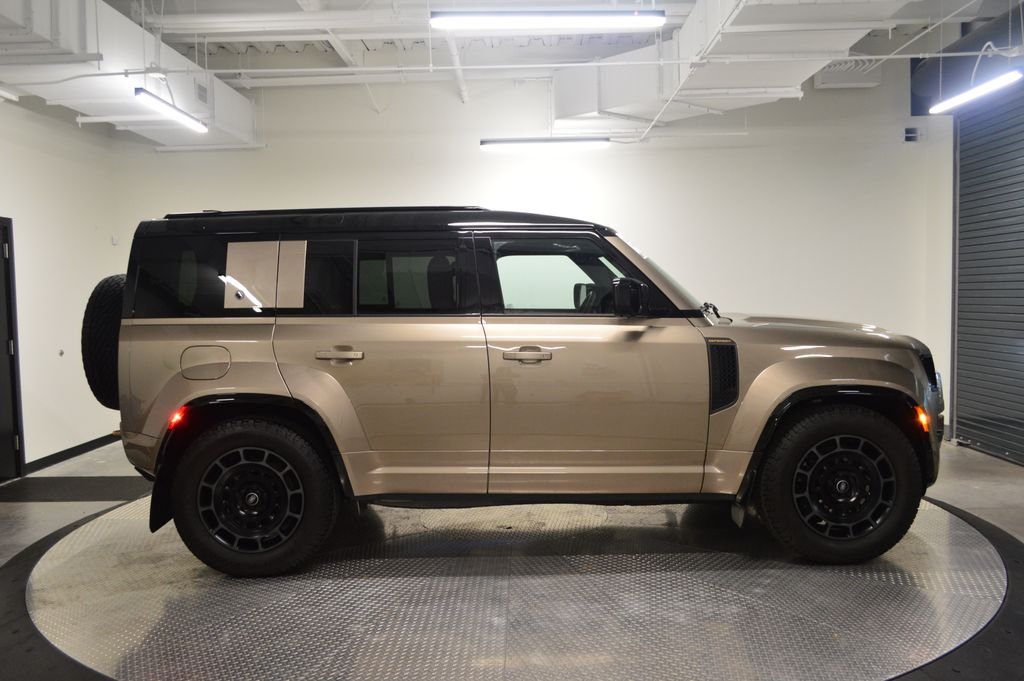 Used 2025 Gold Land Rover V8 image 8