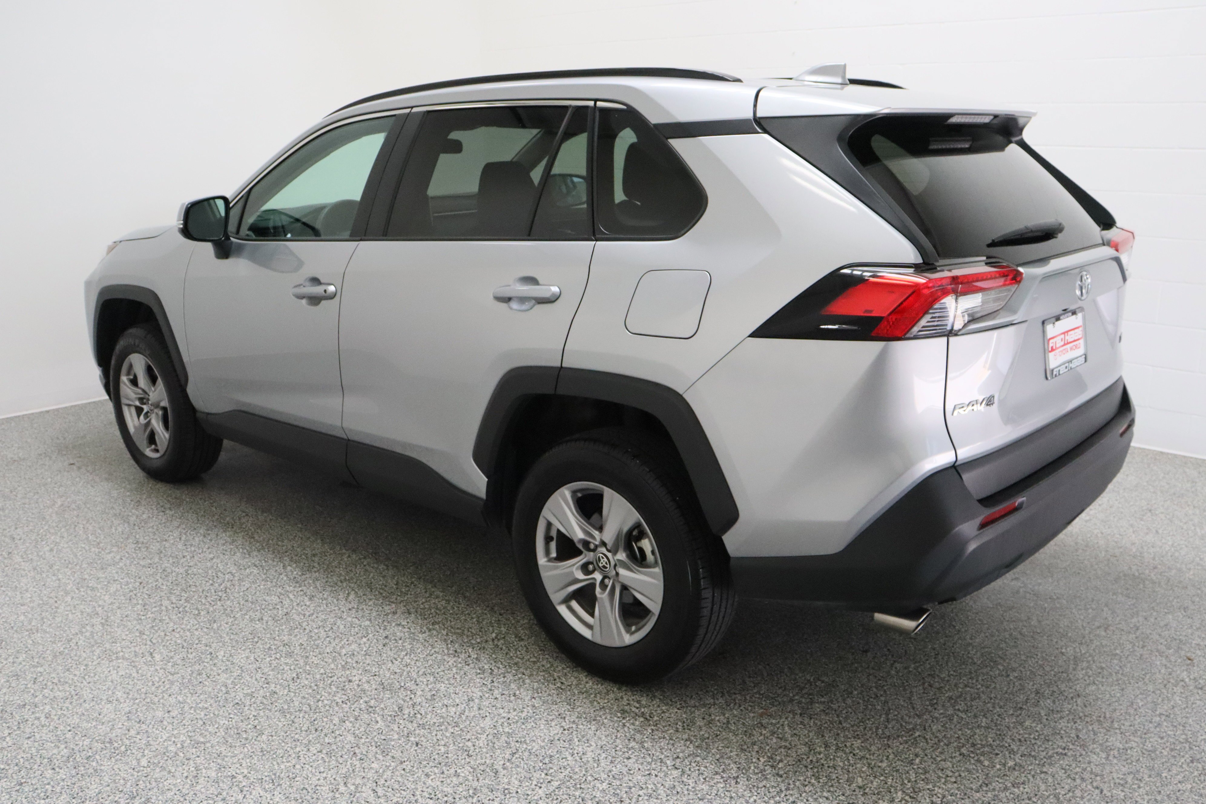 Used 2025 Silver Sky Metallic Toyota XLE 2.5L image 9