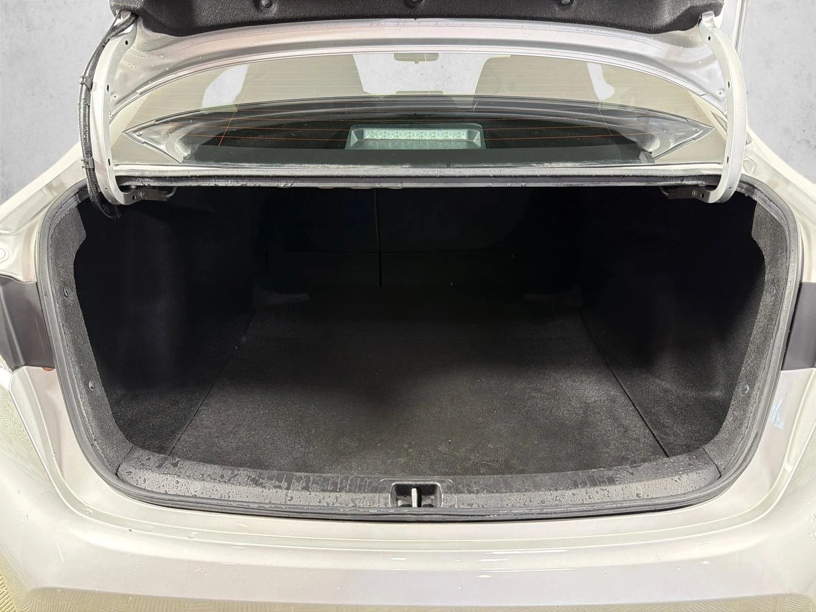 Used 2020 White Toyota LE image 18