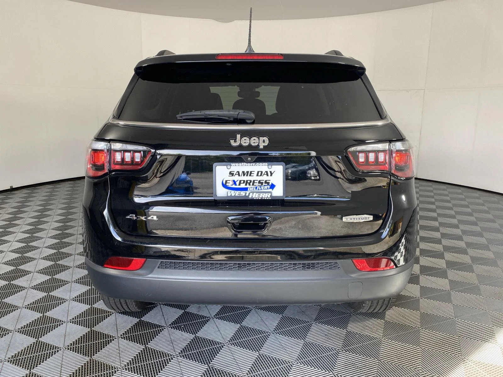 Used 2022 Diamond Black Crystal Pearlcoat Jeep Latitude image 18